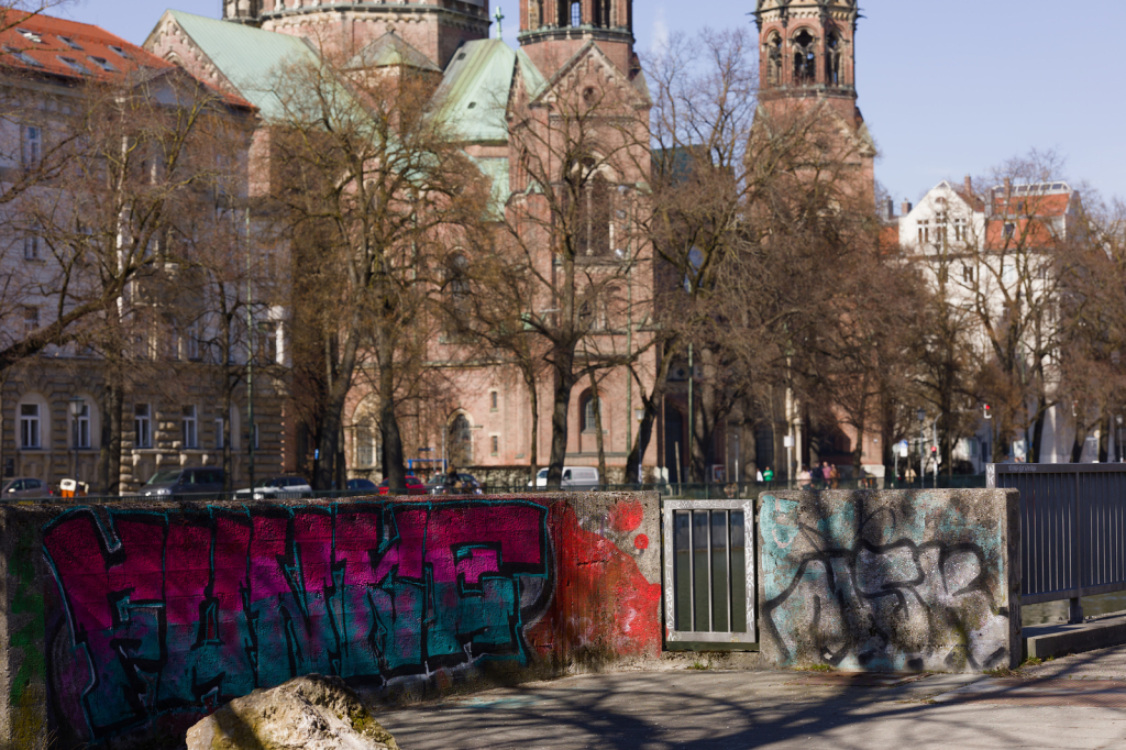 2023-03-18_14-00-09_Graffiti Isarwehr vor Lukaskirche.jpg