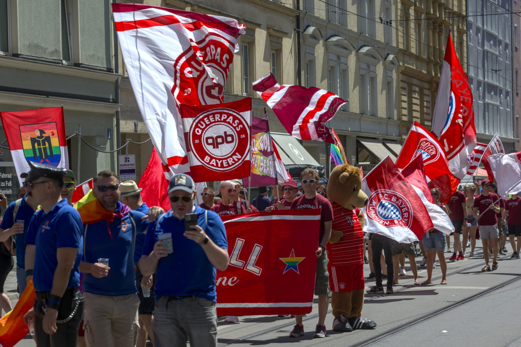 2022-07-16_12-37-48_CSD-Parade FC Bayern München.jpg